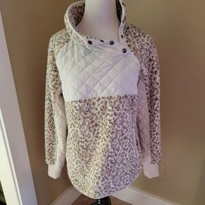 Sz. M Abercrombie & Fitch Asymmetrical Leopard Print Quilted Pullover